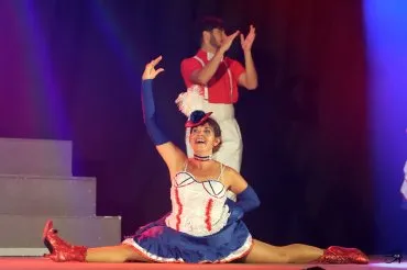 Miss Flo faisant un grand écart sur scène