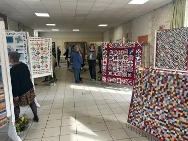vue sur la salle avec plusieurs tissus exposés et visiteurs
