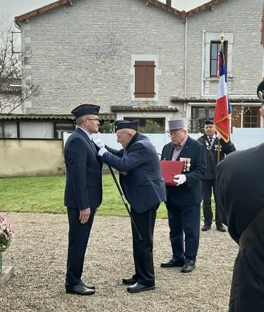 Le président de l'association attachant la médaille à M.Rousseau