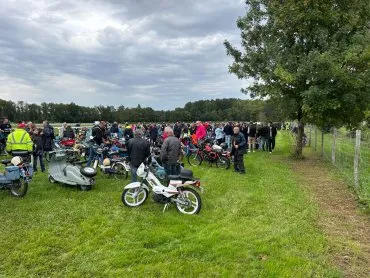 Regroupement des mobylettes sur l'hippordome de Mansle
