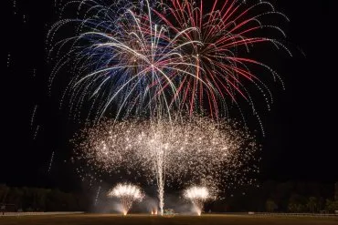 Feu d'artifice dans le ciel noir