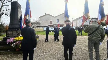Portes drapeaux de dos face au médaillé serrant la main du président de l'association après remise de la médaille