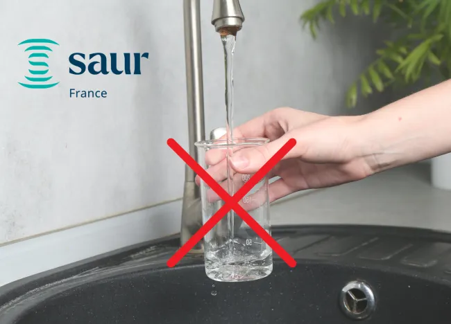 Robinet avec eau qui coule. Croix rouge dessus. Logo de la SAUR