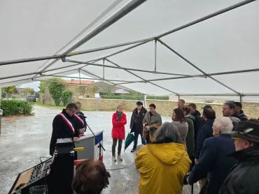 Discours des Maires de la commune en face un public abrité sous une tonnelle blanche