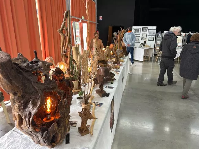 stand avec décorations en bois