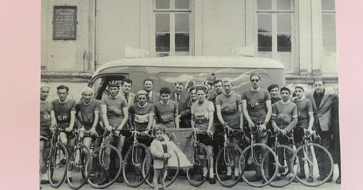 Des Hommes Avec De Vieux Vélos, Participant à L'événement Historique Image stock éditorial - Image du vélos, monument: 18496439