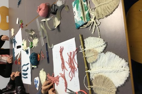 Notre passionnée de macramé, Josy, qui expose...
