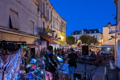 logo Joli succès pour le marché de nuit