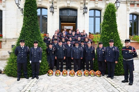 logo 14 juillet : Les pompiers à la mairie