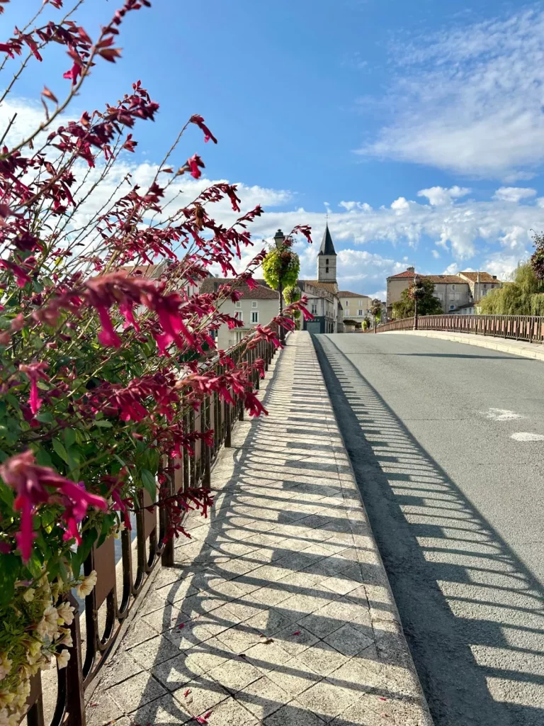 Fleurissement du pont de Mansle-les-Fontaines
